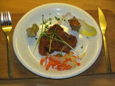 foto bord met groentenpannenkoekje en garnering